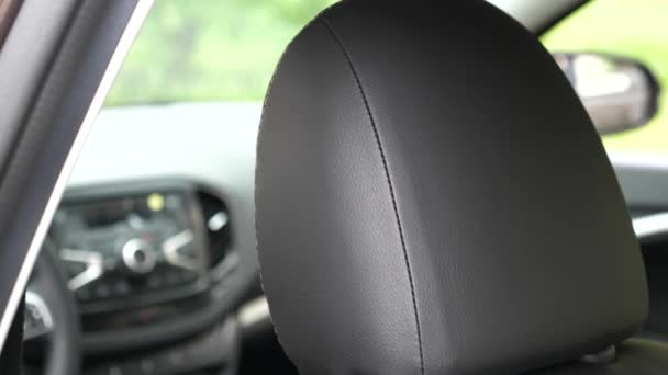 Luksusowe skórzane siedzenia w samochodzie. Czarne skórzane pokrowce na siedzenia w samochodzie. piękne skórzane wnętrze samochodu. stylowe skórzane fotele w samochodzie. — Wideo stockowe
