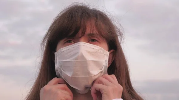 보호용 마스크를 쓴 건강 한 소녀. 일몰 때 보호용 마스크를 쓰고 있는 자유 로운 여성. 바이러스 와 박테리아 로부터 보호 한다. 건강 과 안전 개념, 코로나 바이러스 N1H1, 보호. — 스톡 사진