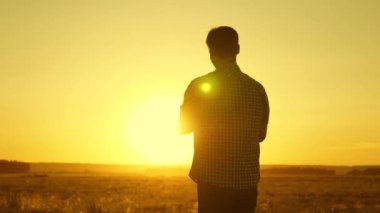 Baba ve küçük kız gün batımında dans ediyorlar. Mutlu çocukluk kavramı. Babam kucağında çocukla dans ediyor. Mutlu çocuk gün batımında babasıyla oynar. Mutlu aile kavramı