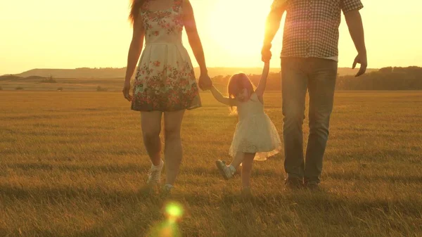 Petite Fille Sautant Tenant La Main De Papa Et Maman Dans Le Parc Sur Fond De