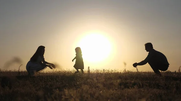 Padres Juegan Con Su Hijita Mama Y Papa Juegan Con Su Hija Al Sol Bebe Feliz Va De Papa A Mama Familia Joven En El Campo Con Un Nino De 1 Ano