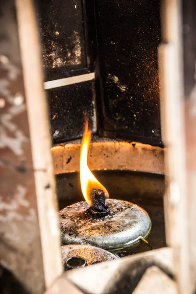 Luz de lanterna de óleo de querosene com chama. intenso bur chama brilhante — Fotografia de Stock