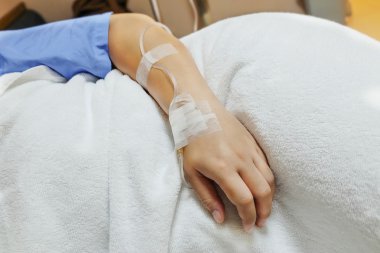 Hastanede hasta için serum fizyolojik IV damla kapatın.