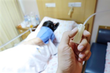 el bir IV akış hızı ayarlayın. hasta kadın serum içinde h Delme