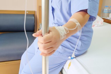 Hasta kadın serum hastanede sondaj.