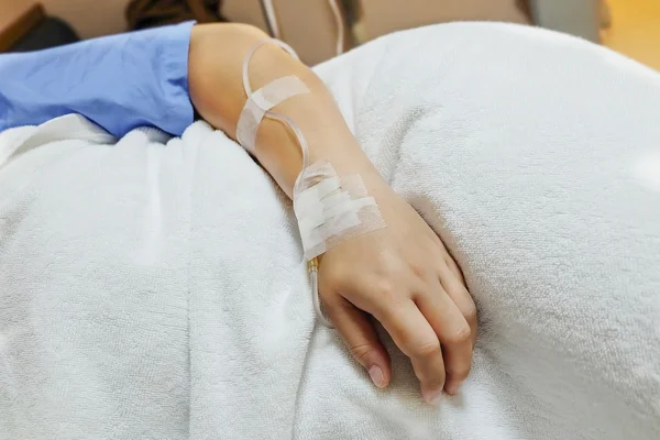 Hastanede hasta için serum fizyolojik IV damla kapatın.