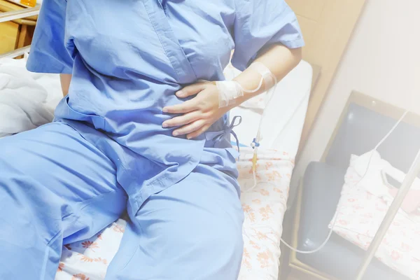 Bir kadın hasta el içinde serum fizyolojik Intravenous (IV) damla