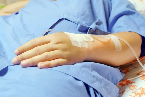 Goteo salino intravenoso (iv) en la mano de una paciente mujer —  Fotos de Stock