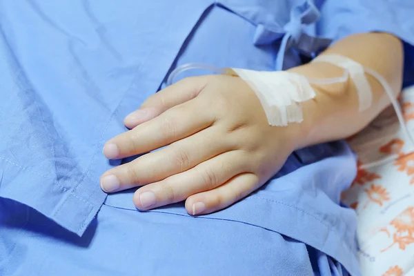 Zoute intraveneuze (iv) druppelen in een patiënt hand van vrouwen — Stockfoto