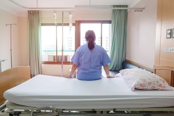 Patiënten vrouwen saline boren in ziekenhuis. — Stockfoto