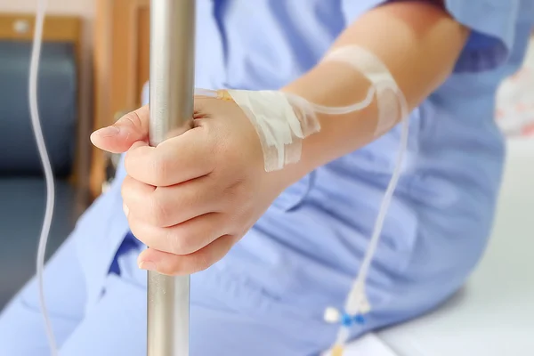 Patientes femmes forage salin à l'hôpital . — Photo