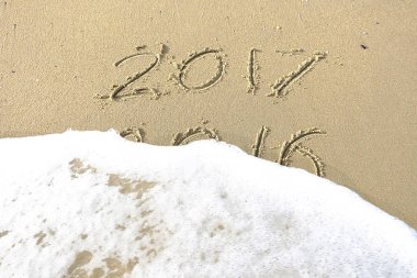 Güle güle 2016 Merhaba 2017. Sahil kumu yazılı yazıt.