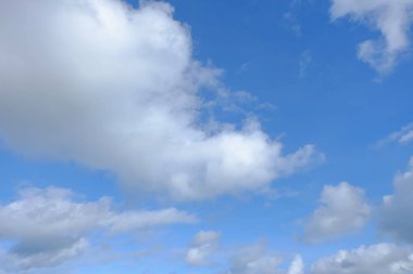 mavi gökyüzü arka plan küçük bulutlar ile. doğal fotoğraf arka plan