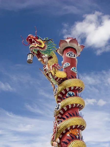 Chinese draak standbeeld. Dragon standbeeld, Chinese draak op de blauwe hemel — Stockfoto