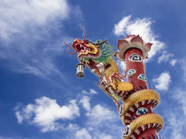 Statua chińskiego smoka. Statua Dragon, Chiński Smok na błękitne niebo — Zdjęcie stockowe