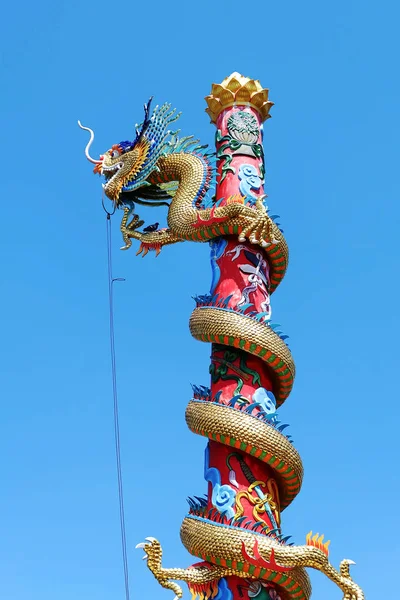 Chinese draak standbeeld. Dragon standbeeld, Chinese draak op de blauwe hemel — Stockfoto