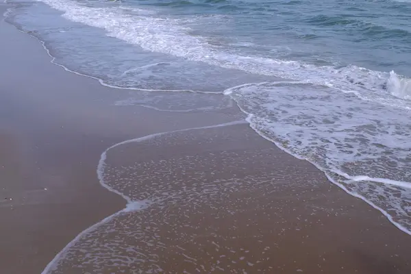 Havet med kraschar vågor på Mae Ramphueng stranden — Stockfoto