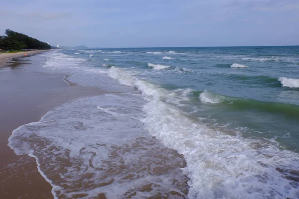 Κύματα της θάλασσας στην παραλία με άμμο στην παραλία Mae Ramphueng — Φωτογραφία Αρχείου