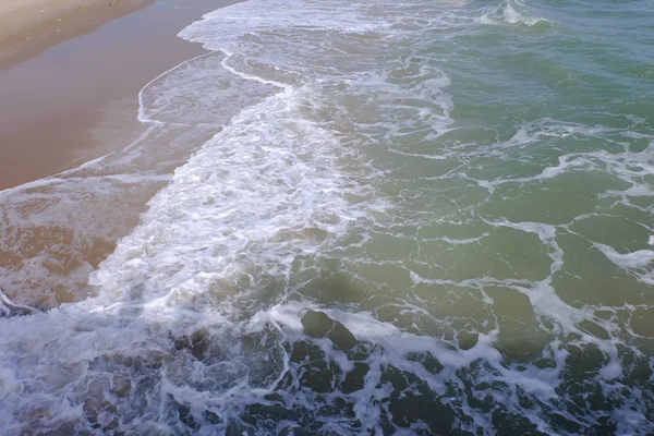 Κύματα της θάλασσας στην παραλία με άμμο στην παραλία Mae Ramphueng — Φωτογραφία Αρχείου