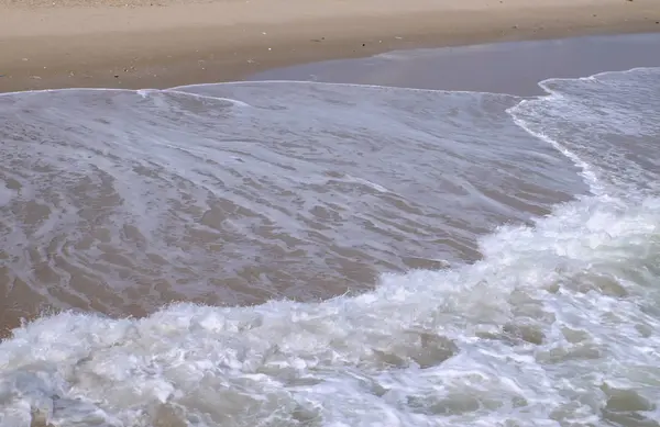 Havets vågor på sandstrand vid Mae Ramphueng stranden — Stockfoto