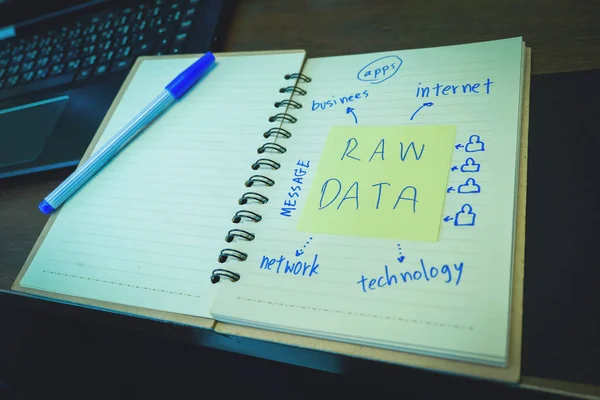Raw データは、インクのペン、教育とノートブック紙に投稿して. — ストック写真