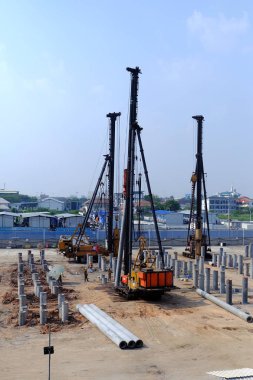 Yığın teçhizat makine içinde inşaat sahasında taşıyordu. Tahrik kazık Vakfı iş oluşturmak için kullanılan makine. yeni bina inşaat sahasında.