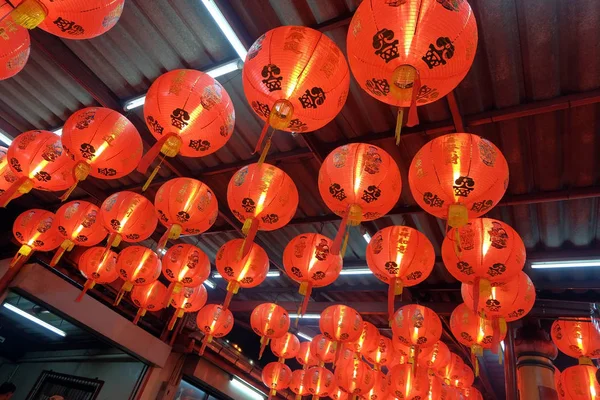 屋顶上有红色的中国灯笼 春节灯 — 图库照片#