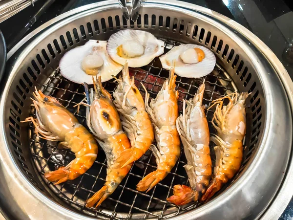 Camarones grandes a la parrilla y vieira en el horno. — Foto de Stock