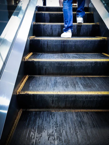 Personas Caminando Por Las Escaleras Mecánicas Moderno Sistema Electrónico Escaleras —  Fotos de Stock