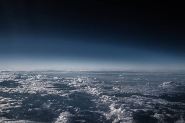 Pencere, mavi gökyüzü bulutlu uçuş uçak kanadı