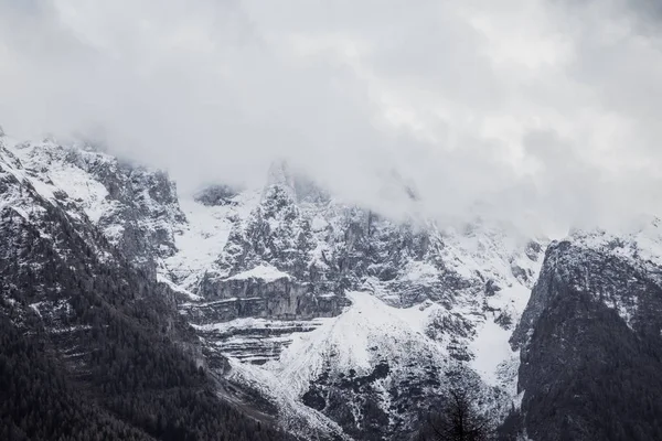 Montaña. Vista superior en la nieve con niebla, Alpes italianos — Foto de Stock