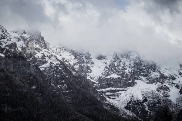 Hegyi. A hó, köd, olasz Alpok, felülnézet — Stock Fotó