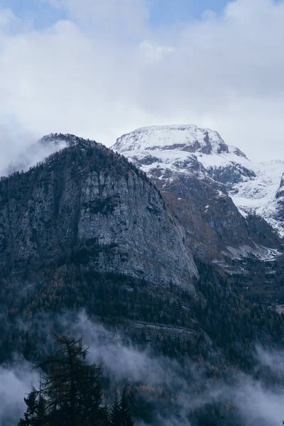 山。イタリア アルプス、霧と雪の中でのトップ ビュー — ストック写真