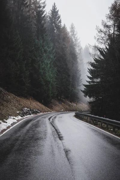 Dağ. Sis, İtalyan Alpleri ile karda Üstten Görünüm