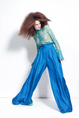 Güzel kızıl saçlı model vurdu Studio'da poz