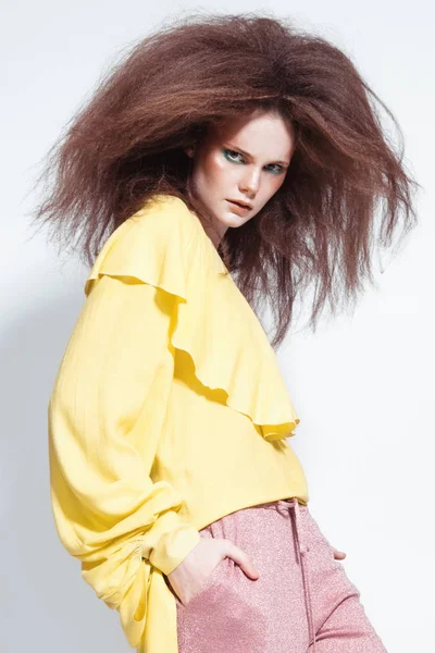 Güzel kızıl saçlı model vurdu Studio'da poz