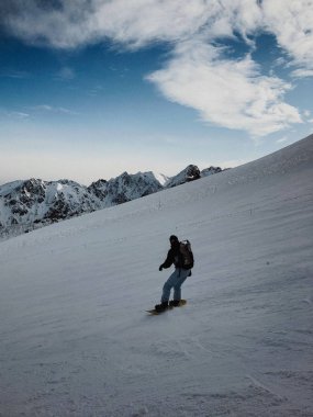 Beyaz ve mavi. Kış. Snowboard
