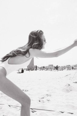 Güzel elbiseli güzel kadınlar şehirde dolaşıyor. Yaz seyahati