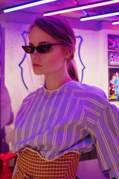 Güzel elbiseli güzel kadınlar şehirde dolaşıyor. Yaz seyahati