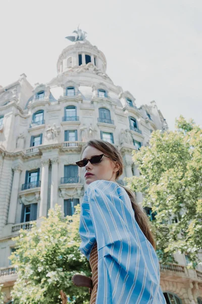 Güzel elbiseli güzel kadınlar şehirde dolaşıyor. Yaz seyahati