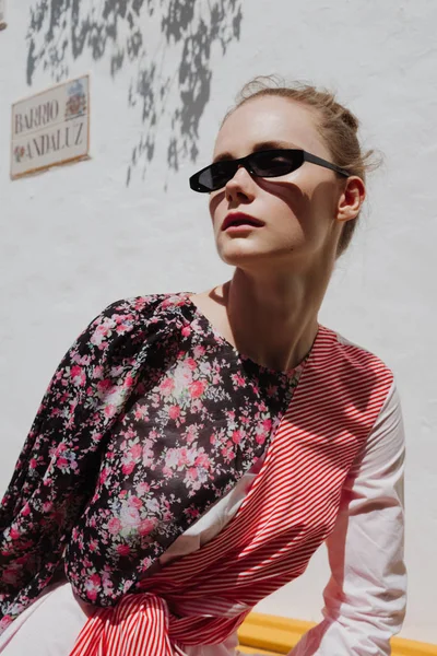 Güzel elbiseli güzel kadınlar şehirde dolaşıyor. Yaz seyahati