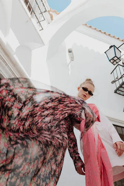 Güzel elbiseli güzel kadınlar şehirde dolaşıyor. Yaz seyahati