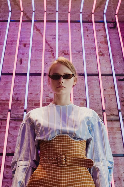 Güzel elbiseli güzel kadınlar şehirde dolaşıyor. Yaz seyahati