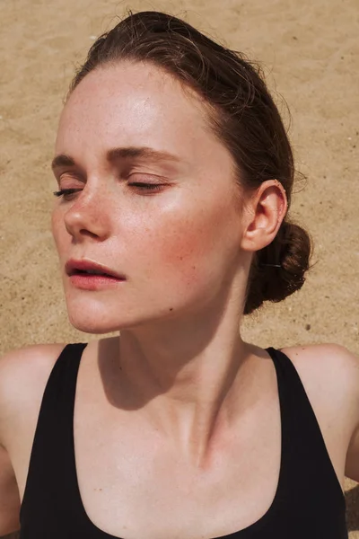 Güzel elbiseli güzel kadınlar şehirde dolaşıyor. Yaz seyahati