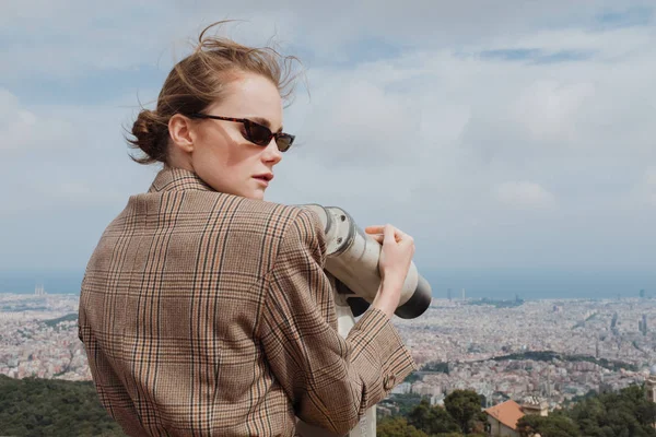 Güzel elbiseli güzel kadınlar şehirde dolaşıyor. Yaz seyahati