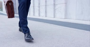 Evrak çantası ile çalışmak için yürüyüş işadamı