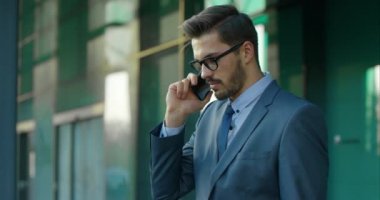 İşadamı cep telefonundan konuşuyor