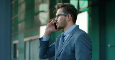 İşadamı cep telefonundan konuşuyor