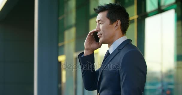 Бізнесмен говорить на мобільному телефоні — стокове відео