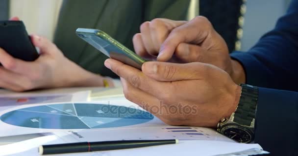 Business people writing email on phone — Stock Video